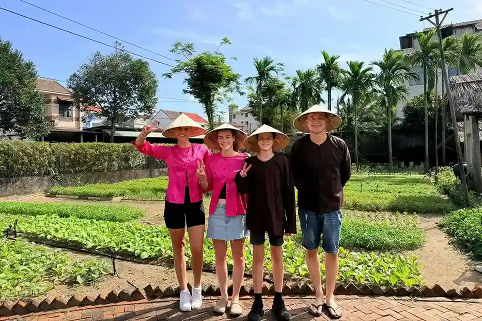 What value does a farm-to-table experience offer to tourists?