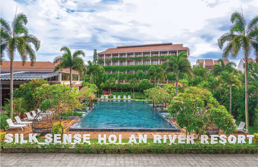 When the Golden Afternoon Light Transforms the Resort